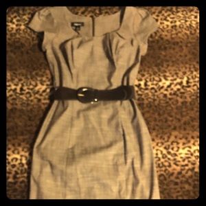 Fitted dress with belt